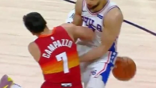 Facundo Campazzo empujó a Simmons y lo dejó en el suelo