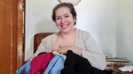 Amamantó a un bebé abandonado en la puerta de su casa