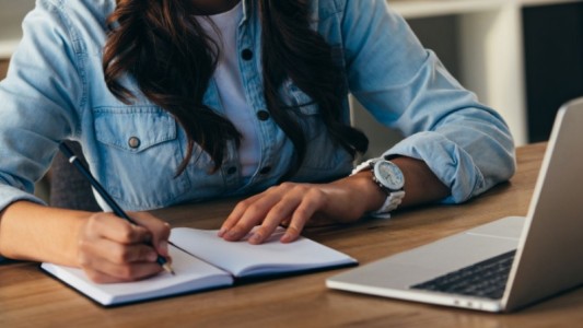 Docente se olvidó de cerrar un Zoom y fue grabada cuando pronunciaba expresiones racistas