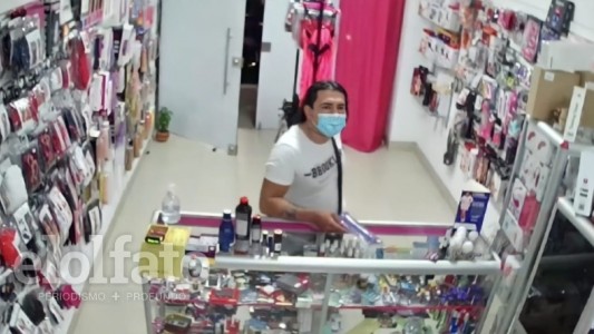 Video: entró a un sex shop, distrajo a la vendedora y se robó un juguete sexual