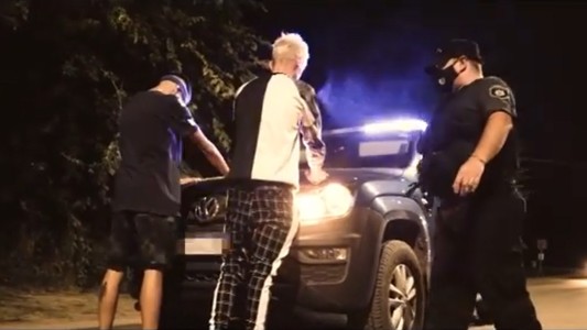 Escándalo: policía participó con patrullero de videoclip de traperos rosarinos