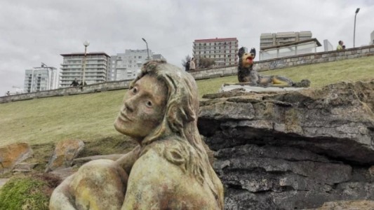 Misterio en Mardel: apareció la estatua de un perro junto a la de la mujer