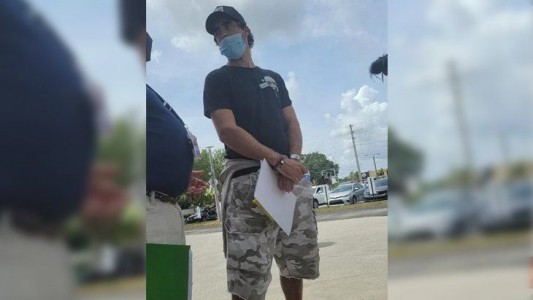 Se filtró una foto de Nacho Viale haciendo fila para vacunarse en Miami