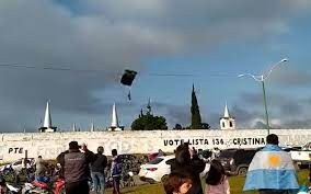 Video: el paracaidista que participaba en un acto por Malvinas y aterrizó en un telo