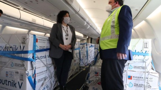Llega un nuevo vuelo de Aerolíneas Argentinas con más vacunas Sputnik V