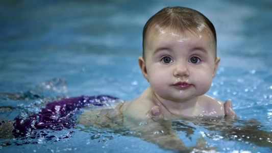 Atención padres: pediatras advierten que dos centímetros de agua son suficientes para que un bebe se ahogue