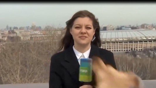 Un perro roba el micrófono de una periodista en vivo