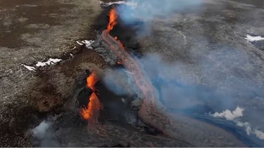 Impactantes imágenes de la nueva expulsión de lava del volcán islandés