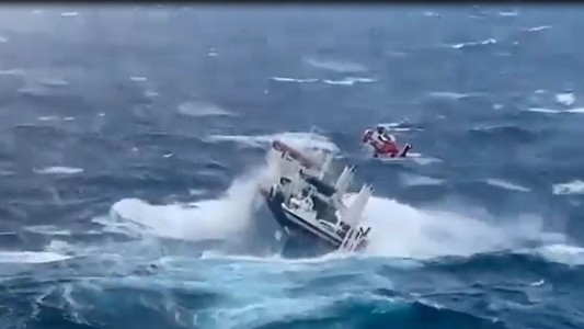 Dramático rescate de la tripulación de un buque en peligro