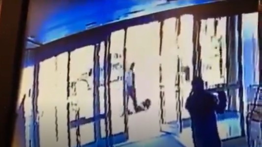 Despiden a guardias que no ayudaron a una mujer cuando era atacada