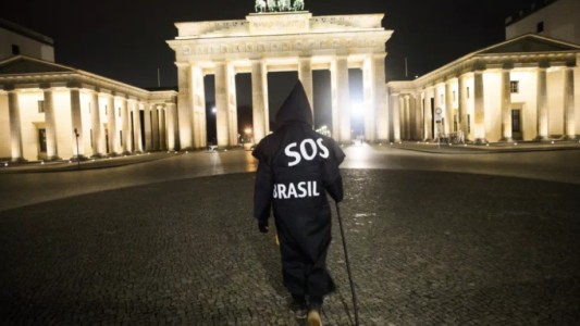 Vestido de "la Muerte", recorre Berlín en protesta contra Bolsonaro por el coronavirus