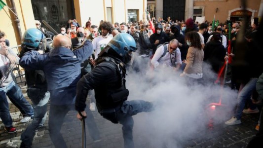 Dueños de restaurantes desafían las restricciones contra el coronavirus en Italia