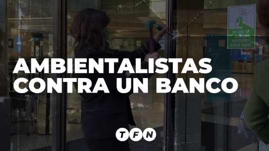 Ambientalistas destrozaron un banco en Londres