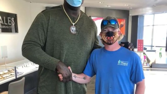 Shaquille O’Neal sorprendió a un hombre en una joyería