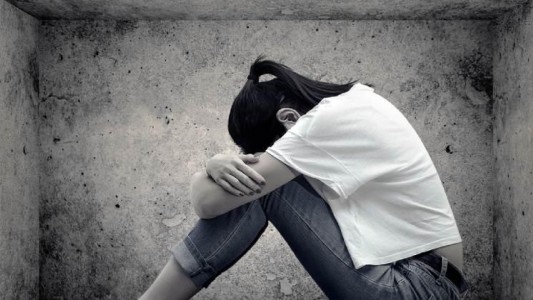 Un hombre abusó de sus hijas adolescentes y entregó a una para que la violaran a cambio de una deuda