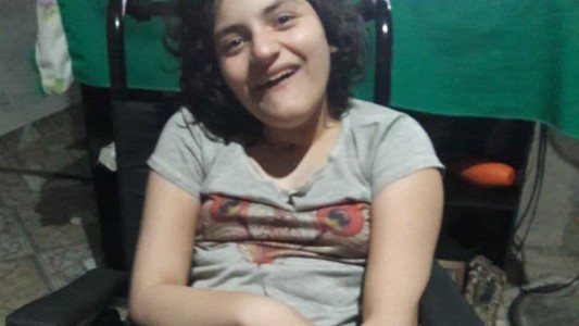 El gesto amoroso y solidario entre dos madres que luchan por sus hijas