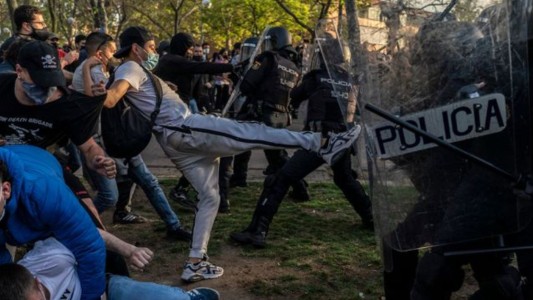 Violentos incidentes con manifestantes que intentaban boicotear un acto