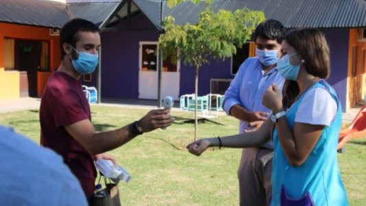 Un diputado del PRO donó un termómetro y una botella de alcohol y fue duramente criticado