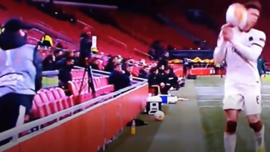 VIDEO:  futbolista hizo tiempo en el partido y fue agredido por un alcanza pelotas