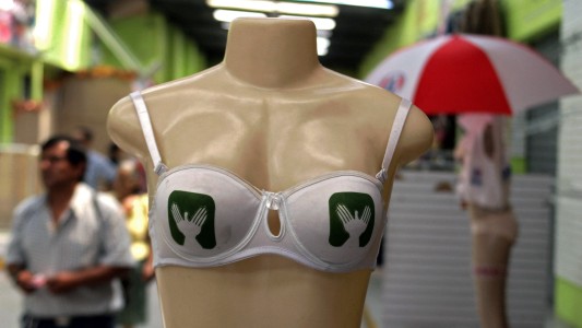 Nápoles: comerciantes protestaron contra el confinamiento mostrando lencería femenina