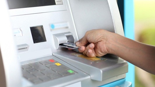 Estafa en un cajero: quería comprar una cosechadora y le vaciaron la cuenta bancaria