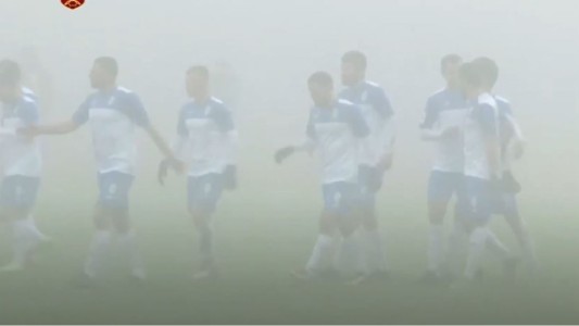 Insólito: así jugaron un partido en medio de la niebla