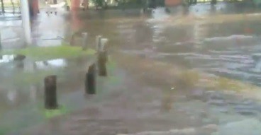 La avenida Dorrego se convirtió en un río por la rotura de un caño de Aysa