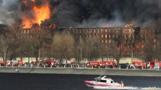 Un gigantesco incendio destruye una fábrica histórica