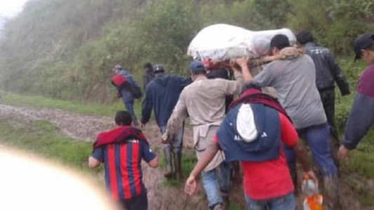 Video: llevaron a una anciana al hombro durante 12 horas para que llegue al hospital