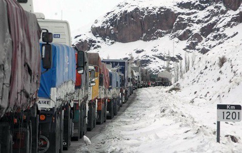 Por vientos y nevadas cerraron el Paso Cristo Redentor y hay 600 camiones varados