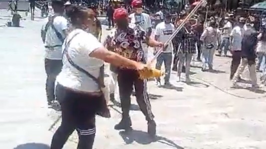 Comerciantes atacan con palos a grupo feminista