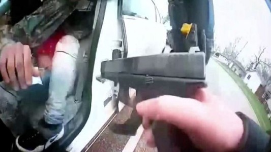 Estados Unidos: arrestaron a la policía que mató a un joven y dijo que confundió su arma con la taser