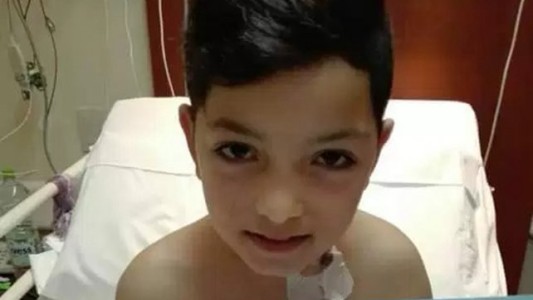 El nene de 8 años que donó médula ósea para salvar a su padre enfermo de leucemia