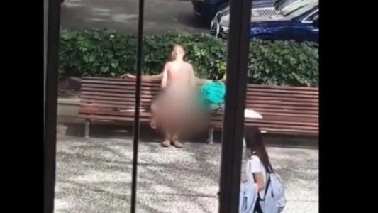 Tenían sexo en la calle a plena luz del día y alumnos de una escuela viralizaron las imágenes