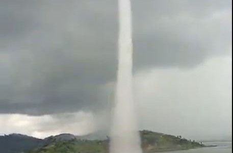 Registran impresionante tromba marina