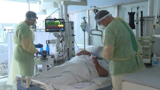 Los pacientes de covid hospitalizados son cada vez más jóvenes