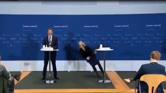 El momento en que una funcionaria se desmaya durante una conferencia