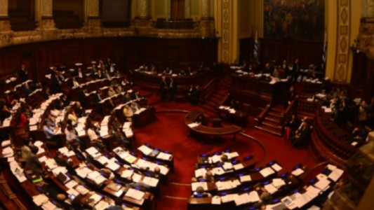 Para crear el "Fondo Covid", Uruguay aprueba un impuesto a los sueldos públicos y jubilaciones altas