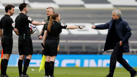 Cortaron más de 100 veces un partido del Tottenham y el Manchester United en la televisión iraní para no mostrar las piernas de la árbitro asistente