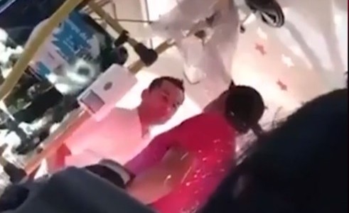 Video: colectivero iba sin barbijo, se lo reprocharon y agarró a piñas con un pasajero