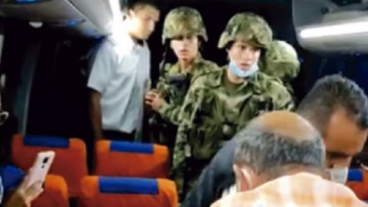 Video: pasajeros mataron a un ladrón que había subido a robar a un micro