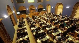 Video: diputado se recostó, fumó un cigarrillo electrónico y escuchó música en plena sesión parlamentaria