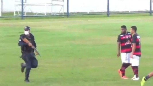 Un policía le disparó a los jugador es en pleno partido de fútbol