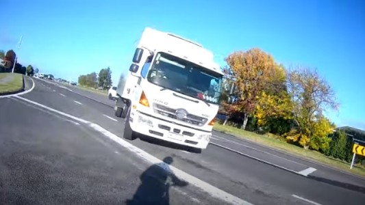Video: se tiró de la bicicleta para evitar que la atropelle un camión