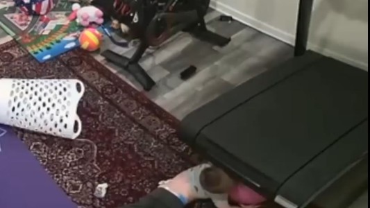 El dramático momento en que un nene es atrapado por una máquina de correr