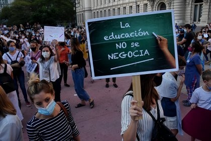Por las restricciones, la escuela va a la plaza