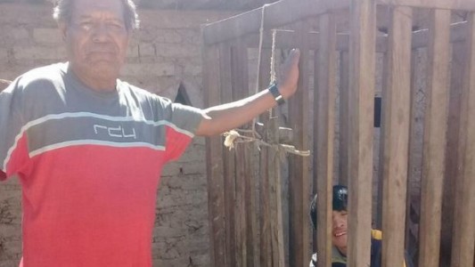 Construyó una jaula en la vereda para evitar que le roben el auto