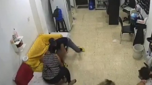 Video: entró a robar a un salón de belleza y tres mujeres lo echaron a golpes