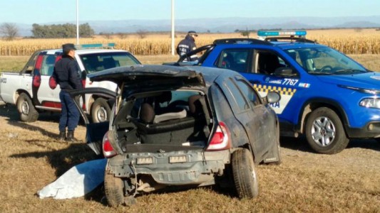 Una mujer murió al chocar contra un poste y su bebé está grave