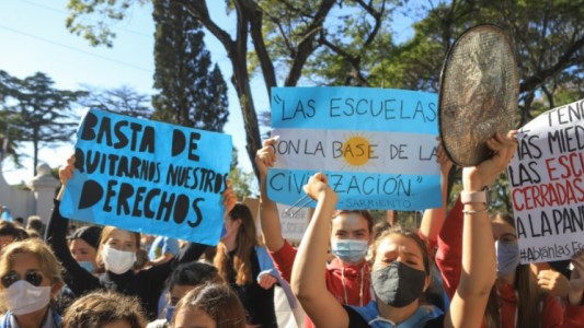 "Padres Organizados" reclaman clases presenciales y atribuyen la suba de casos de covid a la Semana Santa